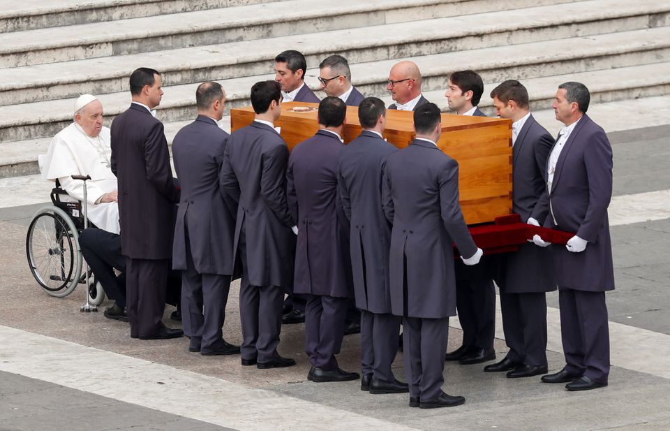 Pope Emeritus Benedict XVI Vanoradzikwa kuVatican